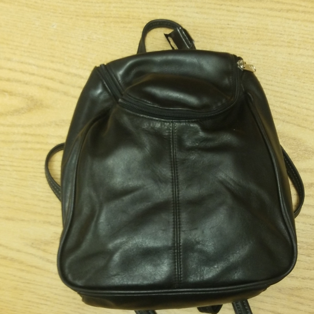 11x9 leather bag just like new
